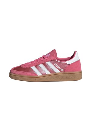 Zapatilla Adidas Spezial de caña baja en ante rosa y cuero, con rayas blancas, suela de goma color goma y lengüeta trasera blanca.
