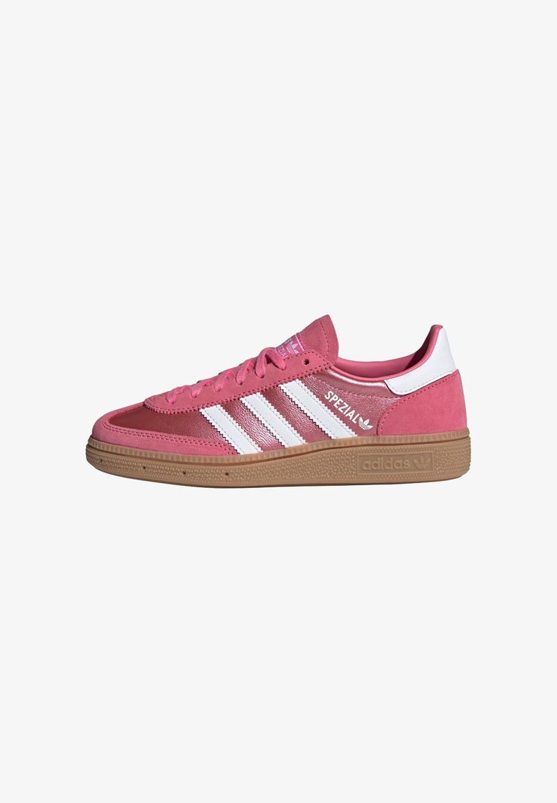Χαμηλά αθλητικά παπούτσια Adidas Spezial σε ροζ σουέντ και δέρμα, λευκές ρίγες, λαστιχένια σόλα και λευκή φτέρνα.
