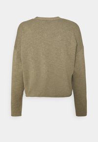 Oliwkowy krótki sweter z długimi rękawami, ryżowym wzorem, okrągłym dekoltem i luźnym krojem. Prosty i uniwersalny design.