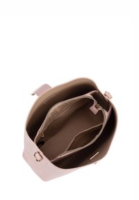 Lichtroze leren tas met een gestructureerde vorm, met een hoofdcompartiment en een ritsvak. De binnenkant is voorzien van een gladde stoffen voering.