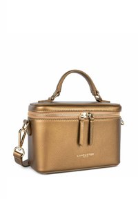 Borsa cosmetica in bronzo metallico con superficie texturizzata, due zip, manico superiore e tracolla rimovibile. Dimensioni non specificate.