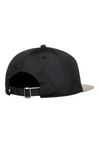 Schwarze Kappe mit einem schlichten Design und einem grauen Schirm. Verfügt über einen hinten verstellbaren Riemen und Belüftungslöcher für Atmungsaktivität.