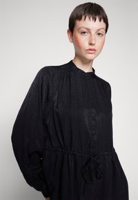 Selected Femme TYRA SHORT DRESS - Koktailové šaty/večierkové šaty - black