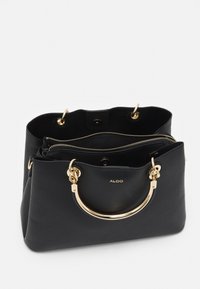 Borsa a mano in pelle nera con finitura testurizzata. Caratterizzata da hardware dorato, un manico arrotondato e largo, e una parte superiore aperta con due scomparti interni.