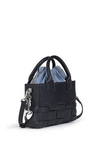 Borsa in pelle nera con texture intrecciata, dotata di manici arrotondati, un interno in denim con chiusura a coulisse e un dettaglio a charm a forma di cuore in argento.