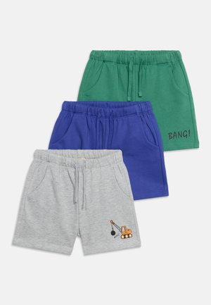Tres pares de pantalones cortos de algodón para niños en verde, azul y gris; el par gris presenta una grúa naranja y el texto "BANG!" en la pierna.