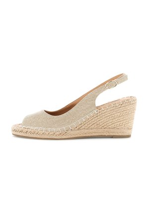 Espadrilla zeppa in tessuto beige con punta aperta, cinturino posteriore, chiusura con fibbia e suola e tacco in juta intrecciata.