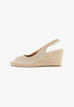 Espadrille compensée en tissu beige avec orteil ouvert, bride arrière, fermeture à boucle et semelle et talon en jute tissé.