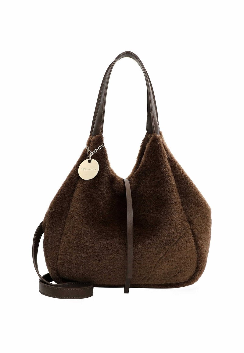 Sac à main en fausse fourrure marron avec des poignées en cuir marron foncé, une étiquette ronde en métal suspendue et une bandoulière en cuir amovible.