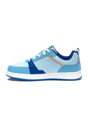 Baskets basses de sport en bleu clair, bleu marine et blanc avec des lacets blancs, un accent orange et une semelle blanche avec dessous bleu.