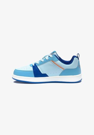 Baskets basses de sport en bleu clair, bleu marine et blanc avec des lacets blancs, un accent orange et une semelle blanche avec dessous bleu.