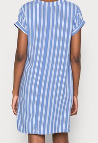 Blårandig kort klänning i lätt tyg, med vita vertikala ränder, korta upprullade ärmar och rak fåll.