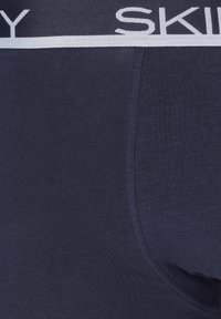 Boxer shorts da uomo blu navy con una texture liscia, caratterizzati da un ampio elastico in vita con il nome del marchio stampato in bianco.