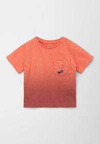 Katoenen T-shirt in koraalgradiënt, met een borstzak en een klein visontwerp. Ronde halslijn met twee drukknoopjes op de schouder.