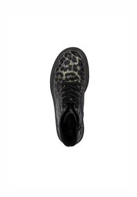 Botte noire chevillère avec un motif léopard, matériau texturé, bout rond et lacets noirs. Dispose d'une fermeture éclair sur le côté pour un enfilage facile.
