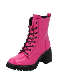 Botín de tobillo de charol rosa con cordones, tacón negro grueso, suela texturizada y puntera redonda; cuenta con cordones negros y una pestaña para tirar.