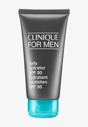 Clinique for Men tägliche feuchtigkeitsspendende Lotion mit LSF 50 in grauer Tube mit blauem Deckel, englischer und französischer Text auf der Vorderseite.