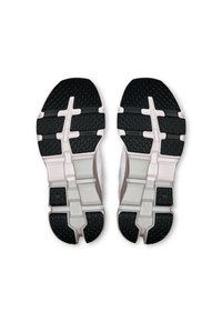 Semelle de chaussure avec un motif en caoutchouc noir, présentant un design segmenté et une semelle intermédiaire claire. Le profil de la semelle offre adhérence et stabilité.