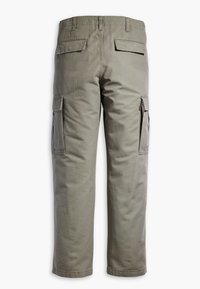 Pantalon cargo kaki avec poches à rabat à l'arrière et poches cargo latérales zippées, présenté de dos sur un fond blanc.