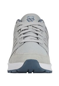 Chaussures de sport gris clair avec un dessus en maille et en suède, semelle intermédiaire blanche épaisse, accents bleus et semelle en caoutchouc texturée. Logo K-Swiss sur la languette.