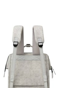 Grauer Rucksack mit gepolsterten, verstellbaren Schultergurten, einer strukturierten Oberfläche und einem Handgriff oben für einfachen Transport. Reißverschluss- und Gurtakzente sichtbar.