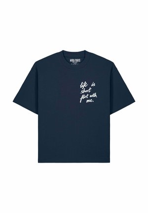 Marineblauw T-shirt met korte mouwen en witte tekst op de linkerborst die zegt: "het leven is kort, fl Ir onmiddellijk met mij."