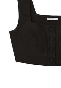 Top corto in lino nero con spalline larghe, caratterizzato da un colletto quadrato e sei bottoni rivestiti di tessuto lungo la parte anteriore.