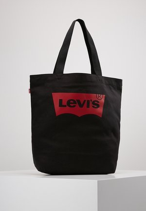 Svart tygkasse med en stor röd Levi's-logotyp framtill, med stadiga svarta handtag och enkel rektangulär form.