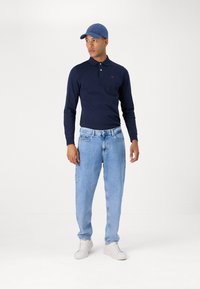 Tommy Jeans ISAAC RELAXED - Jeans Tapered Fit - denim light
