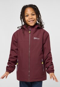 Bordeauxrotes wasserdichtes Jacket mit Reißverschluss vorne, Kapuze, elastischen Bündchen und gelben Reißverschlussanhängern. Mit Logo auf der linken Brust und Reißverschlusstaschen.