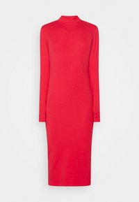 Robe midi côtelée rouge à manches longues, avec col montant et coupe droite, présentée sur un fond blanc uni.