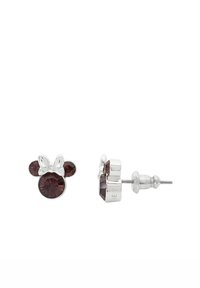 Boucles d'oreilles à clou en strass ornées d'un design en forme de nœud en métal argenté avec des cristaux rouge foncé. Formes rondes et en nœud avec une finition polie.