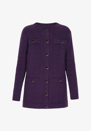Vijolična pletena jopica z teksturiranim kabelskim dizajnom, z dvema sprednjima žepoma, okroglim izrezom in črnimi gumbi.