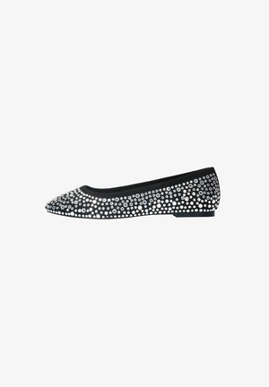 Ballerines noires ornées de strass argentés, dotées d'un bout rond, d'un léger talon et d'une texture de tissu lisse.