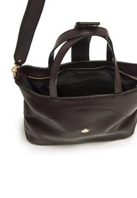 Borsa a mano in pelle bordeaux scuro con due manici corti e tracolla staccabile. Dotata di tasca con zip e texture liscia.