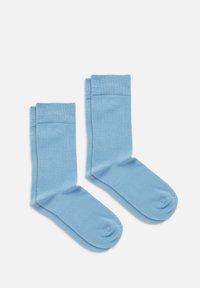 Jasnoniebieskie skarpetki bawełniane o gładkiej fakturze, z ryflowanymi ściągaczami i wzmocnioną częścią palców dla większej trwałości.