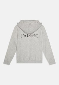 Grauer Kapuzenpulli mit "J'ADORE" in schwarzer Schrift auf dem Rücken. Weicher Stoff mit langen Ärmeln und einer vorderen Kängurutasche.