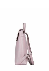 Sac à dos en cuir rose avec une texture lisse, de forme rectangulaire, doté d'une bandoulière réglable et d'une poignée supérieure. Design simple avec un minimum de matériel.