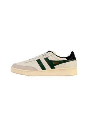 Hvide lavtoppede sneakers med mørkegrønne sidestriber, sort hæltab, beige sål og "Gola"-logo i guld på siden.