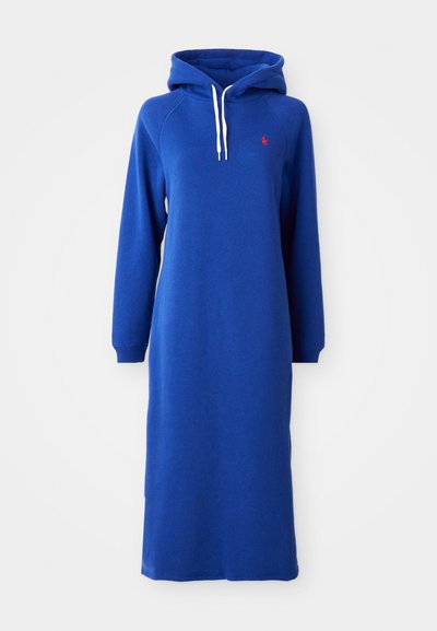 Modra hooded obleka iz mehke tkanine, z dolgimi rokavi, sprednjim žepom in majhnim rdečim logotipom na prsih.