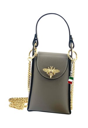 Sac en cuir gris avec un emblème d'abeille doré, une bandoulière en chaîne dorée et un petit charme en forme de drapeau italien. Dispose d'une fermeture à rabat arrondi.