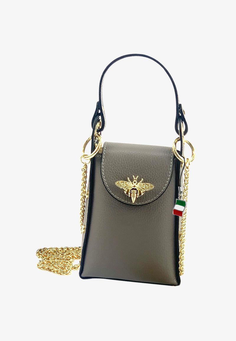 Grau Lederhandtasche mit goldener Bienenemblem, goldener Kettenriemen und einem kleinen italienischen Flaggencharme. Verfügt über einen runden Klappenverschluss.