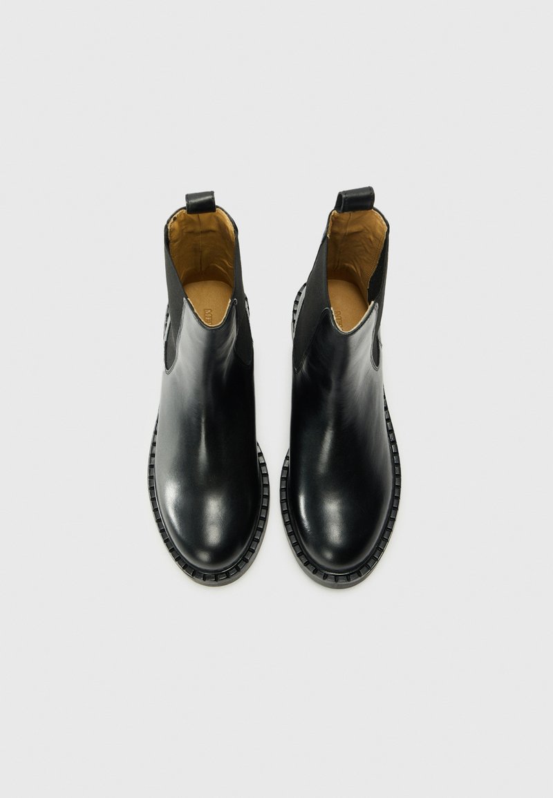 Schwarze Leder-Stiefeletten verfügen über eine glatte Oberfläche, eine runde Zehenpartie, elastische Seitenpaneele und eine strukturierte Gummisohle mit einem dekorativen Rand.