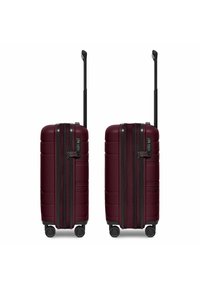Hard-shell koffer in bordeauxrood met zwarte rits en accenten, voorzien van vier wielen en een uitschuifbaar handvat voor gemakkelijke verplaatsing.