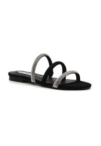 Sandali neri piatti con tre fasce, caratterizzati da una superficie liscia e dettagli in strass luccicanti su ogni fascia. Design minimalista ed elegante.