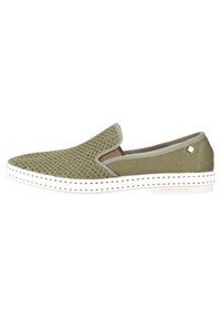 Groene mesh instapshoe met een witte rubberen zool en decoratieve stiksels. Bevat een klein logoaccent aan de zijkant. Lichtgewicht ontwerp.
