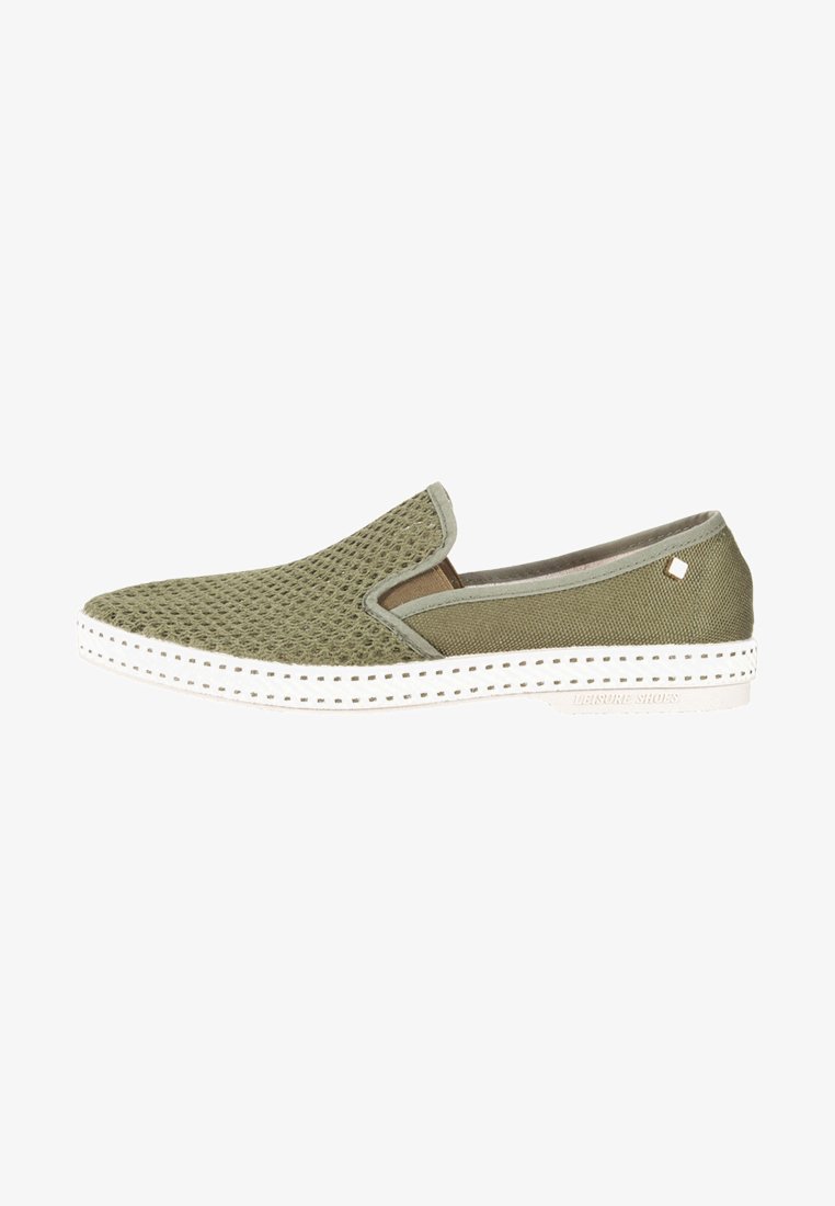 Groene mesh instapshoe met een witte rubberen zool en decoratieve stiksels. Bevat een klein logoaccent aan de zijkant. Lichtgewicht ontwerp.