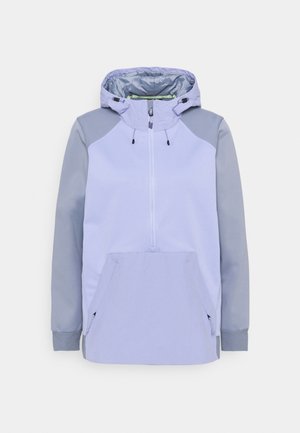 Veste à capuche violet clair avec demi-fermeture éclair, capuche avec cordon de serrage, poche kangourou avec fermetures éclair latérales, et manches gris clair.