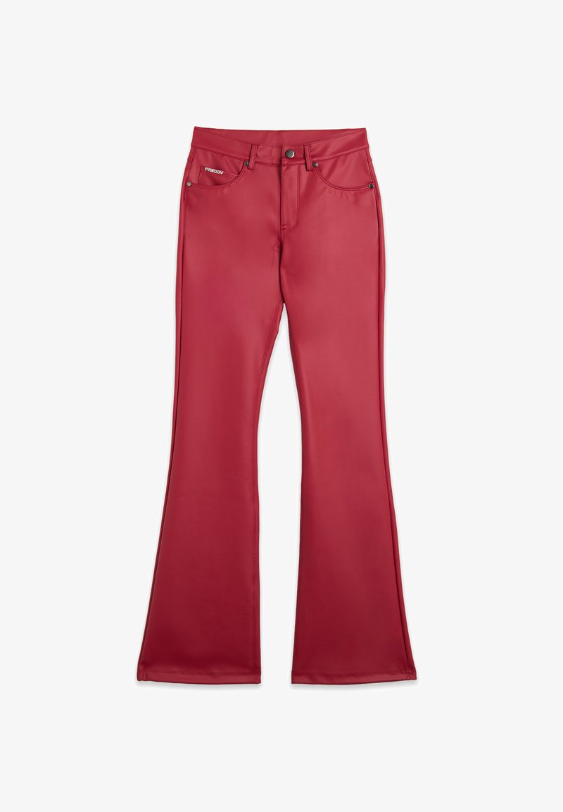 Pantalones acampanados rojos fabricados en material sintético suave. Las características incluyen un cierre de cremallera y botón, presillas para el cinturón y bolsillos frontales.