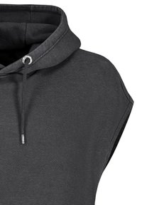 Schwarzer ärmelloser Kapuzenpullover mit Kordelzug, der eine weiche Textur, eine Kängurutasche und sichtbare Nähte an den Rändern aufweist.